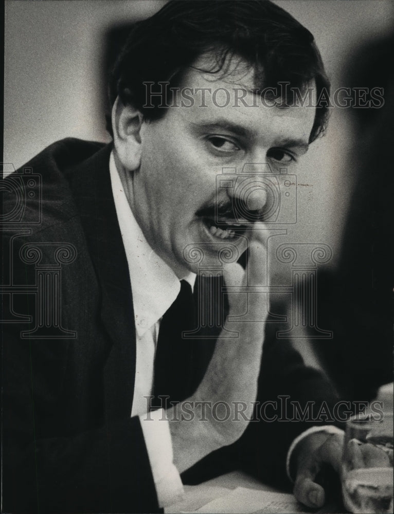 1990 Press Photo First Term Kenosha Mayor Patrick E. Moran In Stressful Job - Historic Images