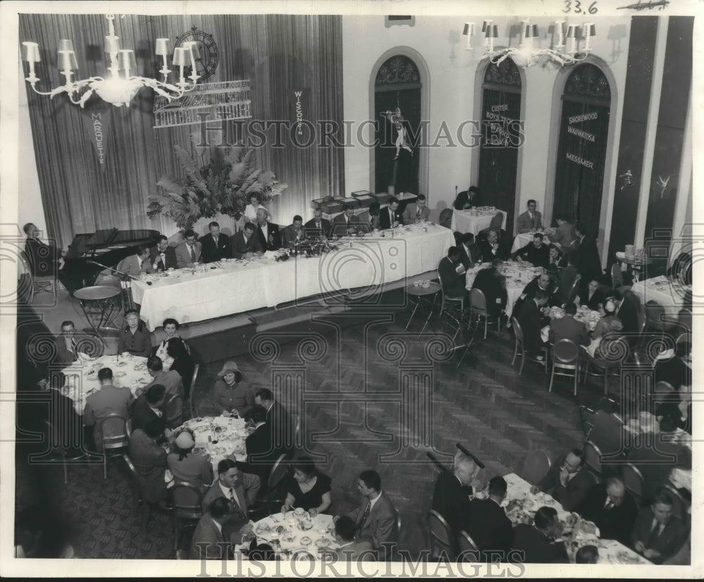 1951 Press Photo The main dining room at the Milwaukee Athletic Club - Historic Images