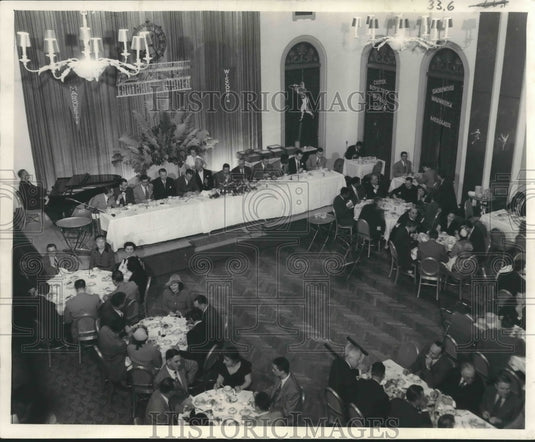 1951 Press Photo The main dining room at the Milwaukee Athletic Club - Historic Images