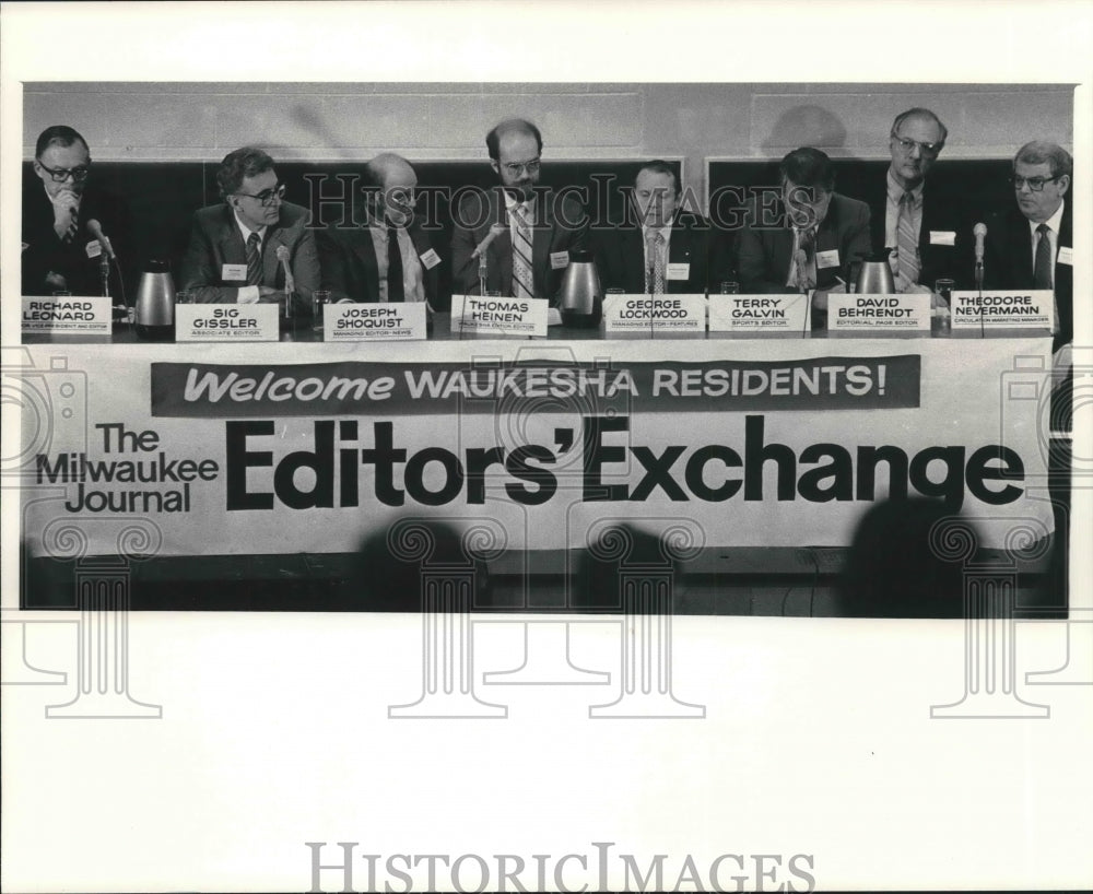 1985 Press Photo Milwaukee Journal Editors and Circulation Department executive - Historic Images