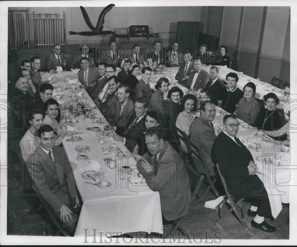 1953 Press Photo Milwaukee Journal employees in studio B-2 at Radio City - Historic Images