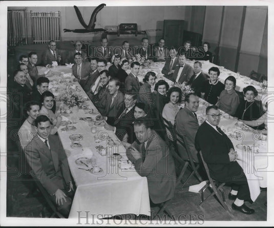 1953 Press Photo Milwaukee Journal employees in studio B-2 at Radio City - Historic Images