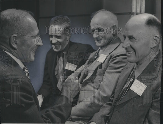 1950 Press Photo Milwaukee Journal gives awards for successful weed control - Historic Images