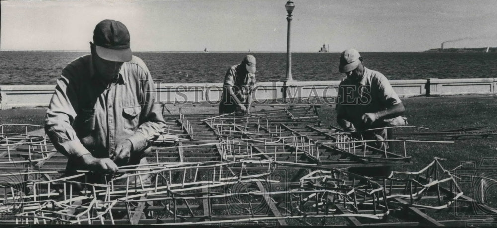 1955 Press Photo Displays built on wooden frames by workers then positioned. - Historic Images