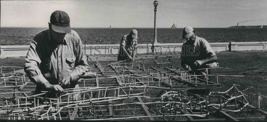 1955 Press Photo Displays built on wooden frames by workers then positioned. - Historic Images