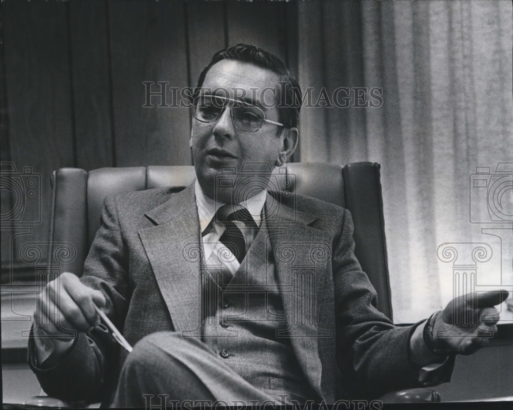 1978 Press Photo James Hanley Mayor in his office speaking of conflicts, Mequon.-Historic Images