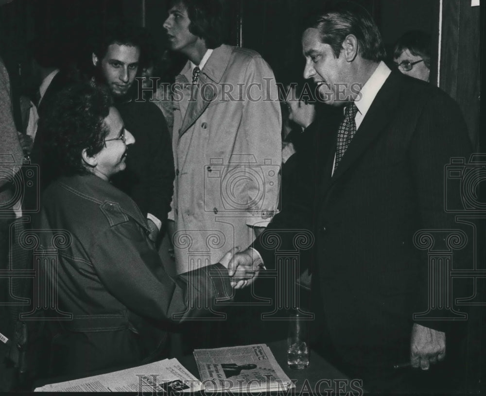 1975 Press Photo Fred Harris, candidate shaking hands with supporter, Milwaukee. - Historic Images