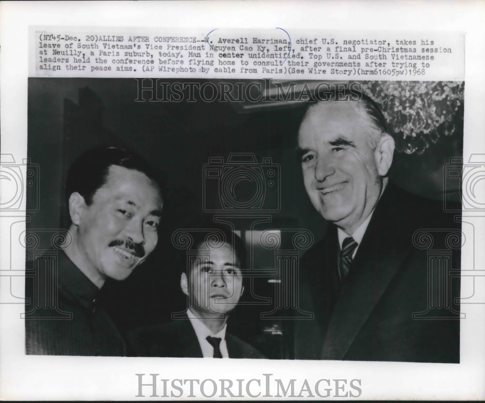 1968 Press Photo Top United States and South Vietnamese officials meet in France - Historic Images