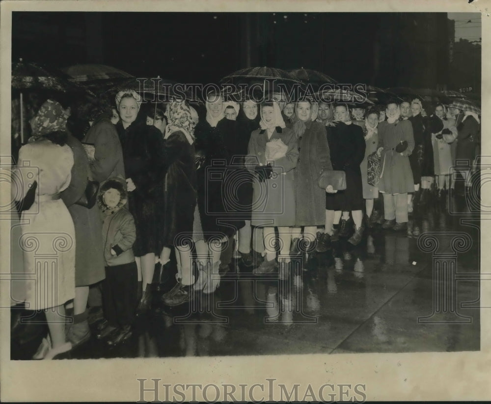 1945 Press Photo Crowd waits for nylon stockings on Plankinton Avenue.-Historic Images
