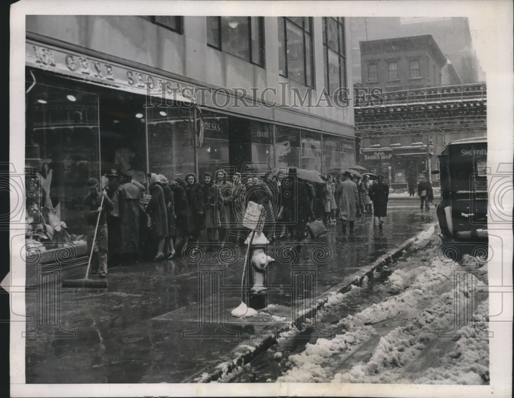 1945 Press Photo Nylon-hunters scoff at snowstorm in New York - mjb57717 - Historic Images