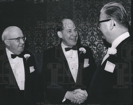 1969 Harry W. Brockel at Milwaukee Traffic Club annual dinner - Historic Images
