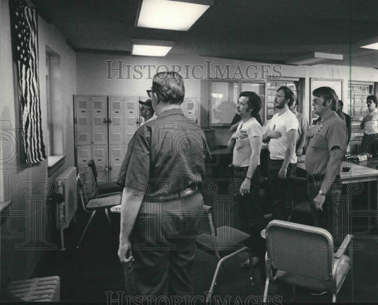 1985 Press Photo The Veterans' club at Oakhill recited the pledge of allegiance. - Historic Images