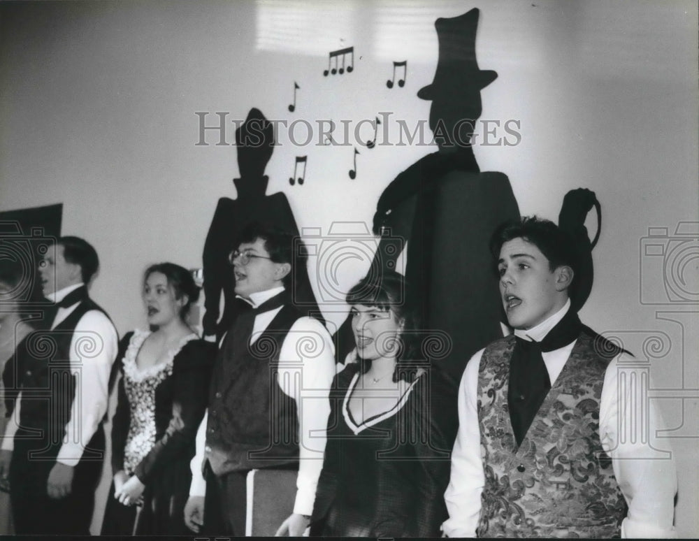 1994 Press Photo Singers entertain at Oak Hill Village while dinner is served - Historic Images