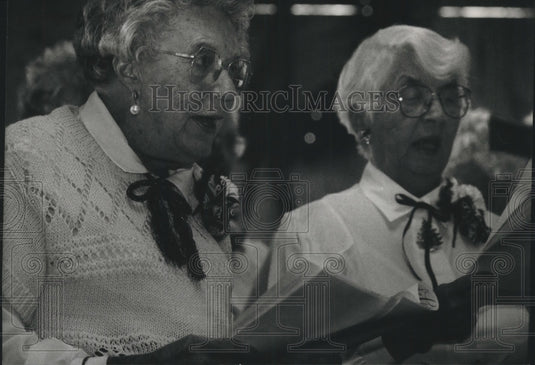 1993 Press Photo Members of the Oak Hill Village Fun Chorus perform in Waukesha - Historic Images