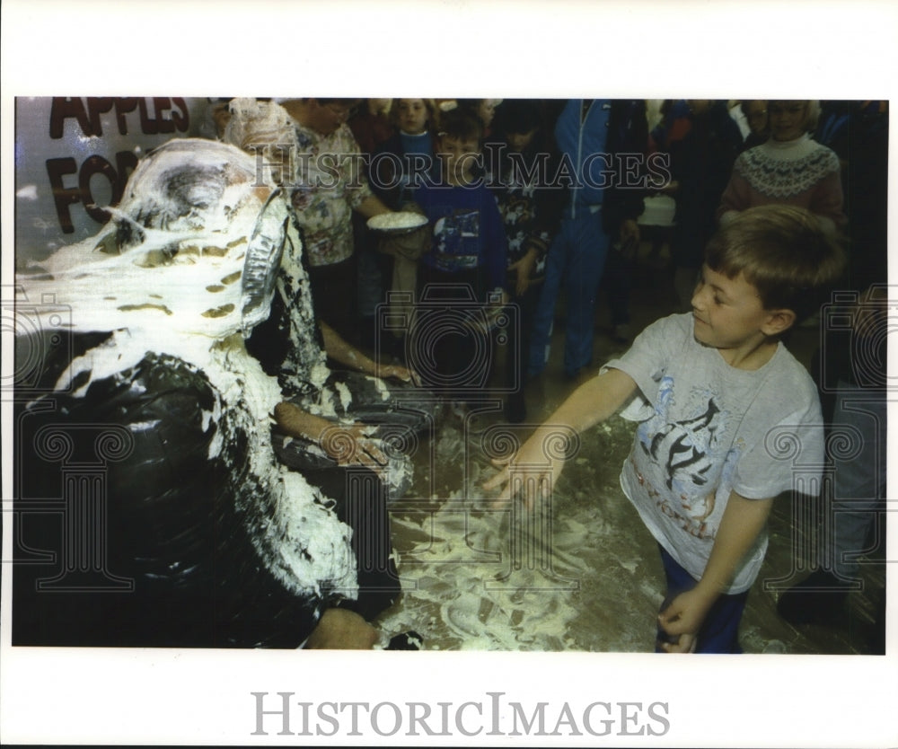 1993 Press Photo Principal Bob Schulz of Grace Lutheran School at Oak Creek - Historic Images