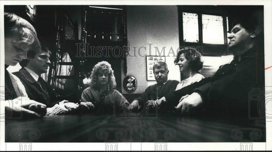 1990 Press Photo Carl Scholdt conducts a seance in former Blatz Brewing Co. - Historic Images