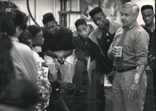 1992 Press Photo Milwaukee Educational Center students observe electromyograph - Historic Images