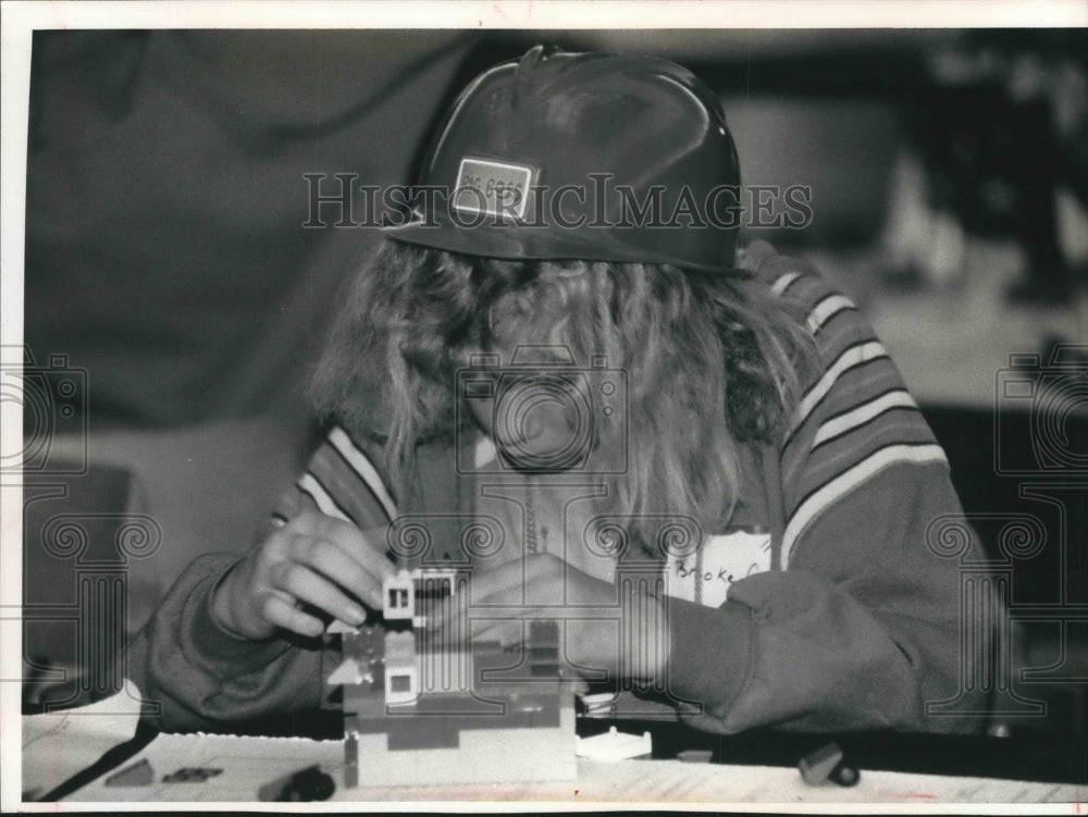 1992 Press PhotoBrooke Gilley works on her Block Kids Competition building - Historic Images