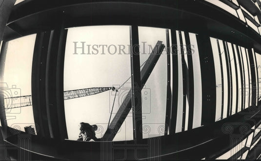 1985 Press Photo Construction worker lowers beam into vertical lift bridge - Historic Images