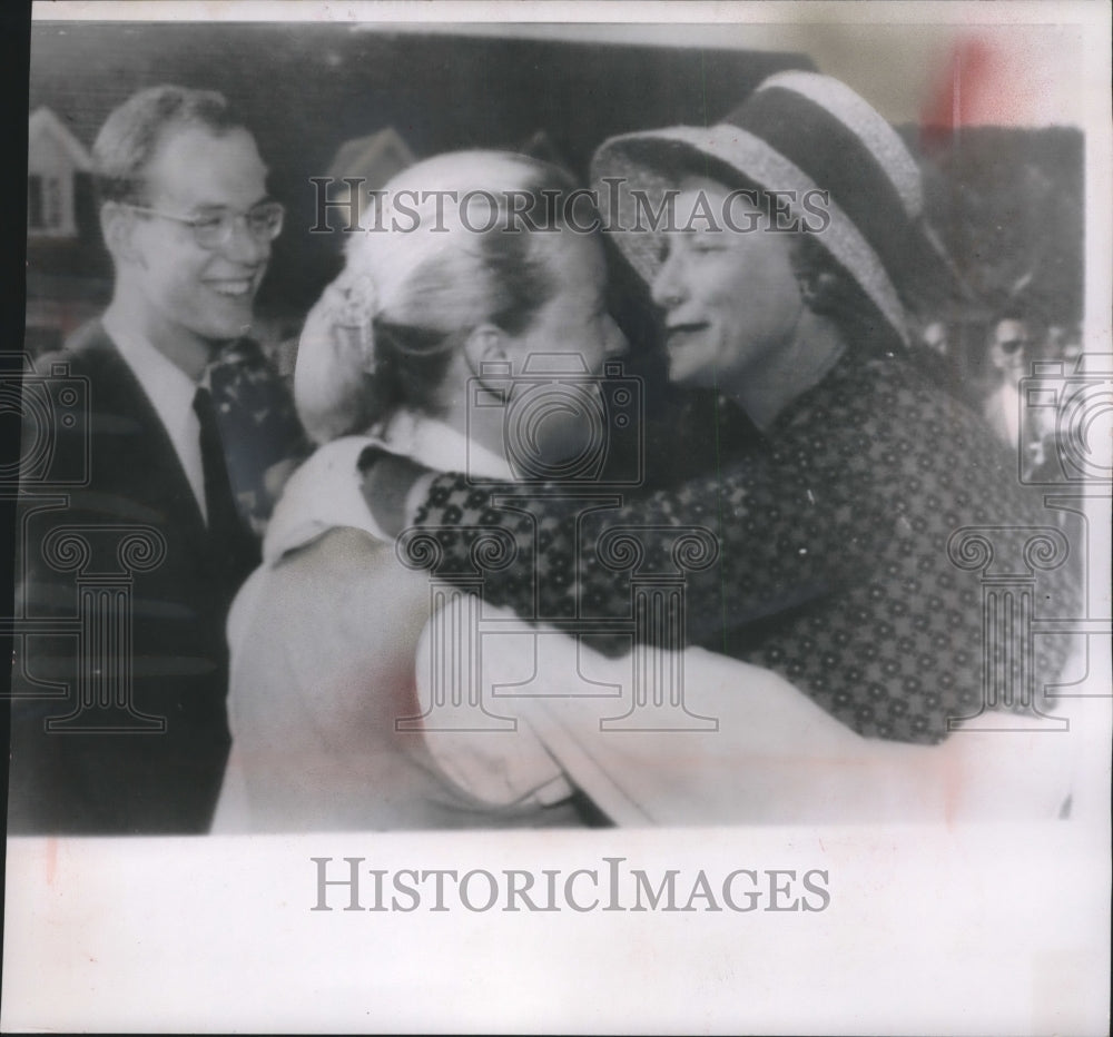 1959 Press Photo Mrs. Rockefeller With Anne Marie Rasmussen At Kjevik Airport-Historic Images