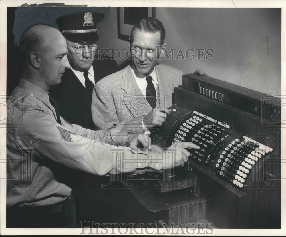 1951 Press Photo Officials check out new cash register, Milwaukee Traffic Bureau - Historic Images
