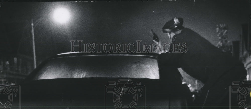 1975 Press Photo Policeman on duty, Milwaukee - mjb57892 - Historic Images