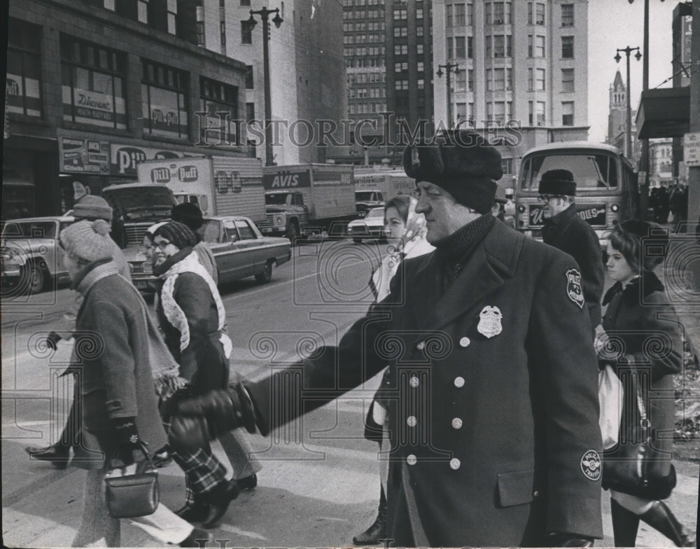 1971 Press Photo Milwaukee Patrolman Louis F. Bevsek directing traffic - Historic Images