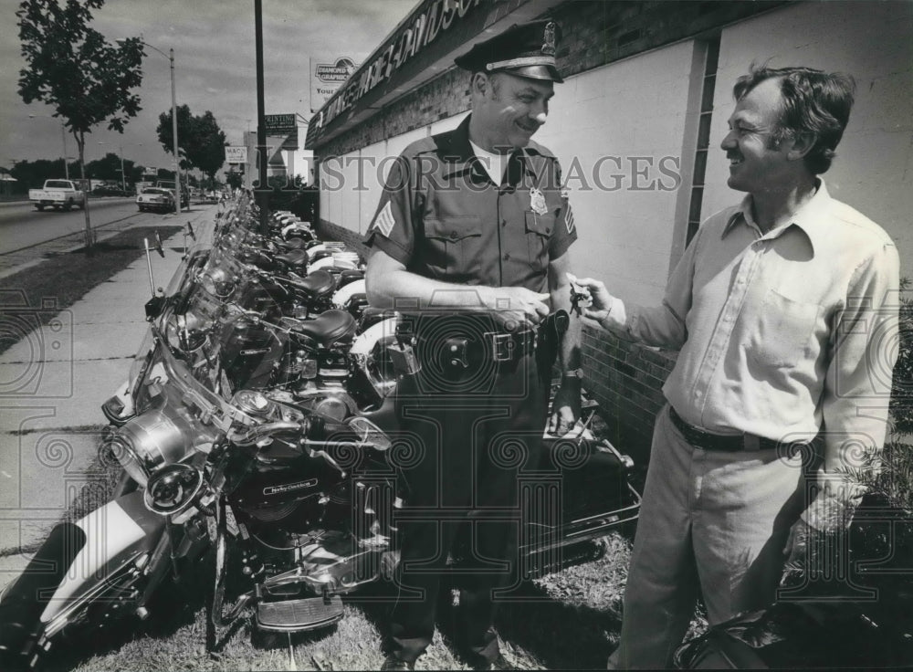 1982 Press Photo Ralph Junge Milwaukee Police and John Olflein Harley-Davidson - Historic Images