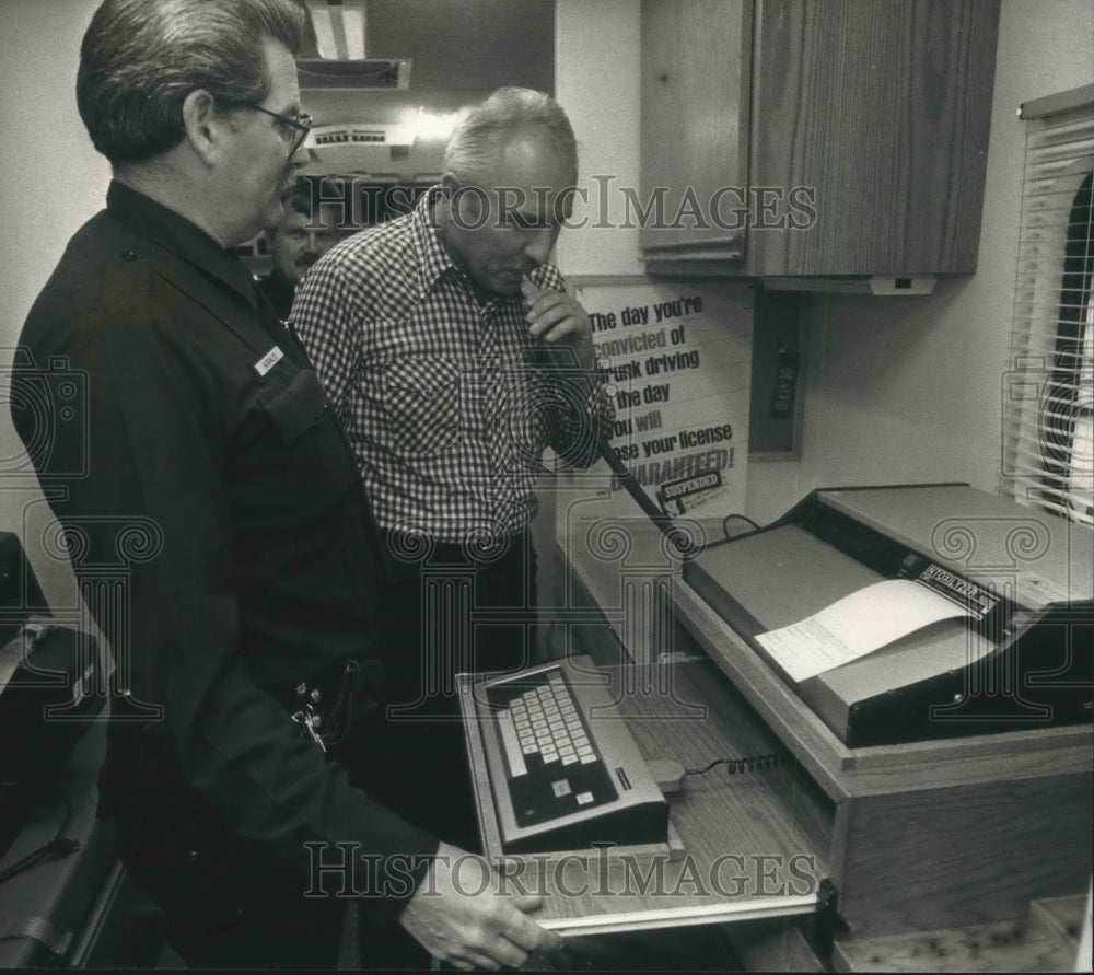 1993 Press Photo Officers demonstrate alcohol breath testing unit, Milwaukee - Historic Images