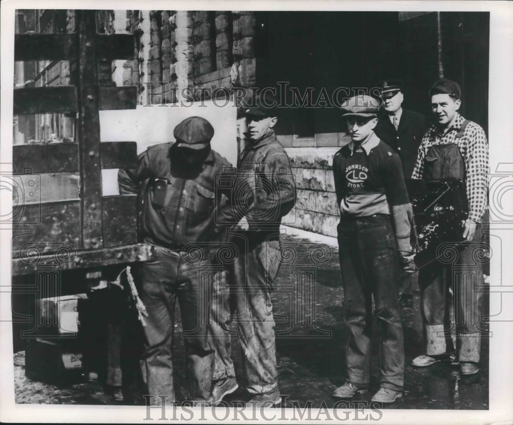 Press Photo Milwaukee Police Department load a truck. - mjb57921 - Historic Images