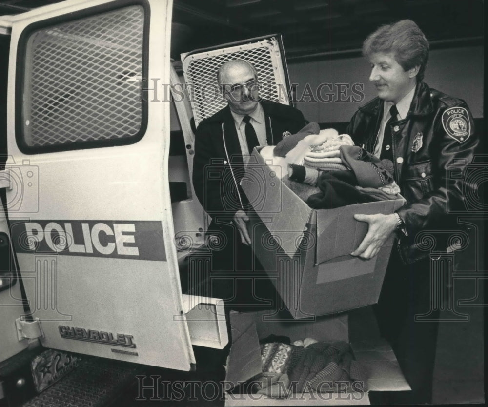 1987 Press Photo Milwaukee Police Officers deliver donated items to needy - Historic Images