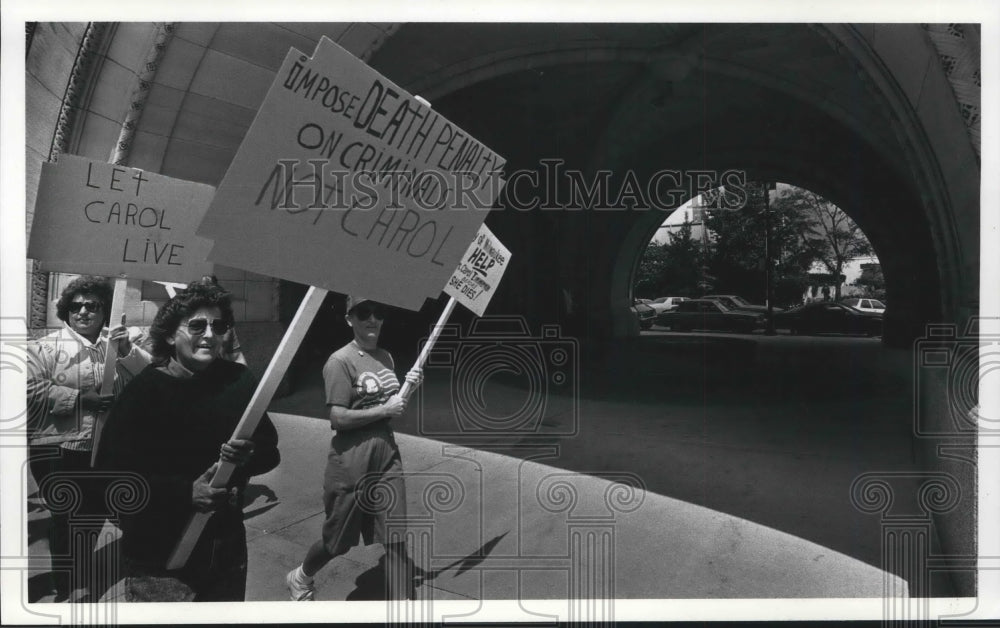 1990 Press Photo Milwaukee Police Association pickets for liver transplant - Historic Images