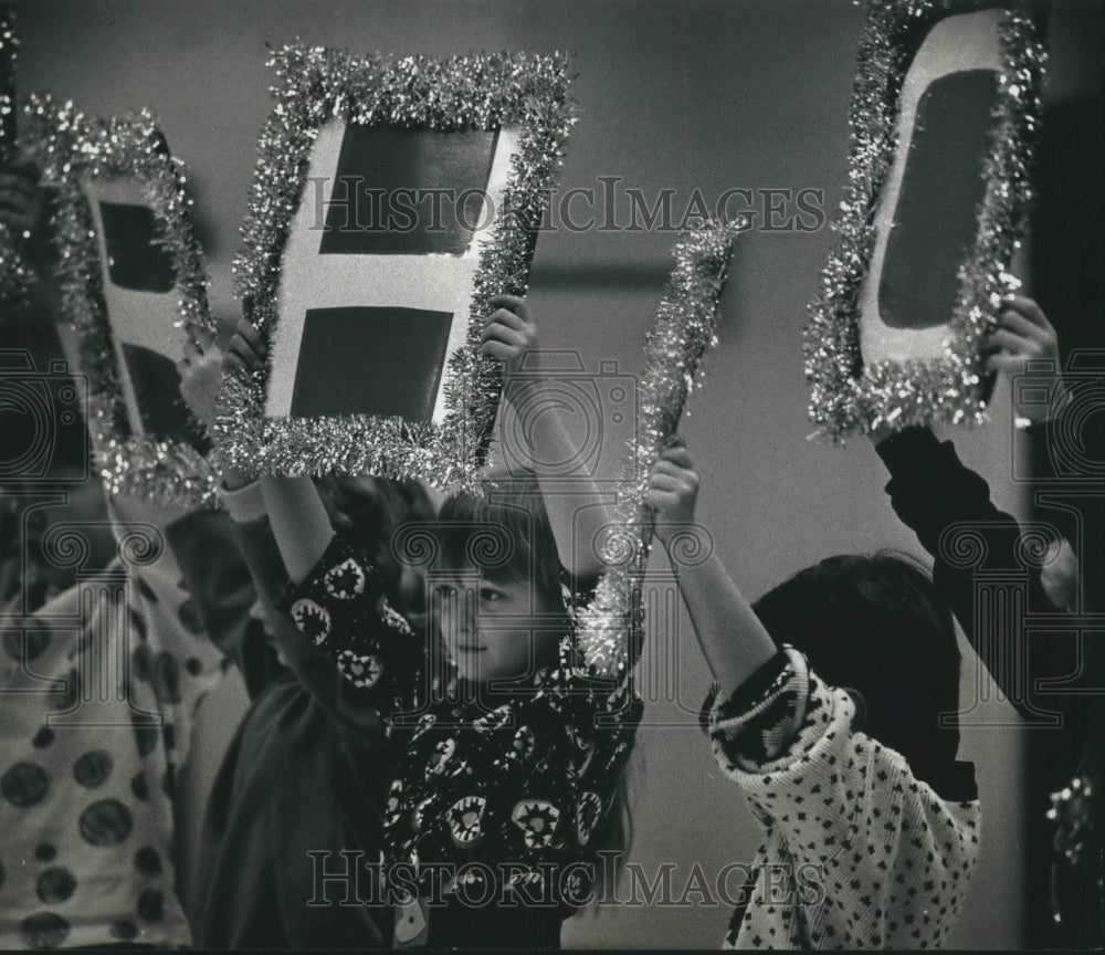 1991 Press Photo Mandy Lindner in People Rally, Shepard Hills School, Oak Creek - Historic Images