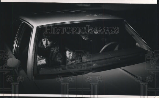 1992 Press Photo Toua Lor Hmong boy reunites with family in Cudahy - mjb58001 - Historic Images