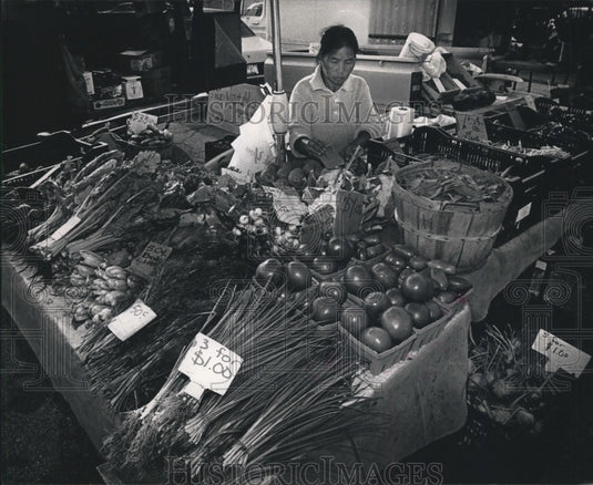 1992 Press Photo Phoua Chang Hmong woman at Brookfield City Hall farmer's market - Historic Images