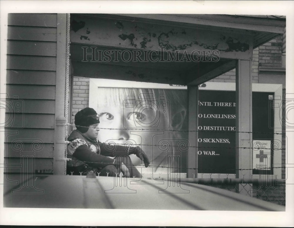 1988 Press Photo Louis Alvarenga from El Salvador near Red Cross sign, Milwaukee - Historic Images