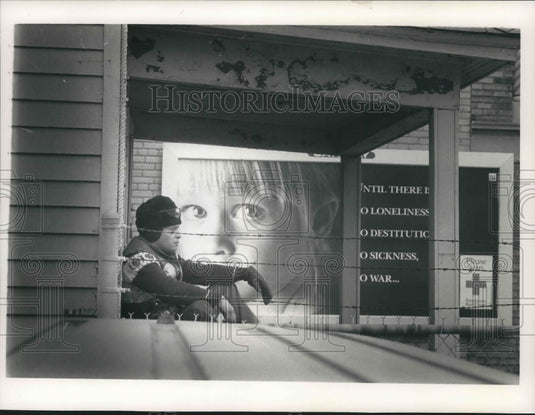 1988 Press Photo Louis Alvarenga from El Salvador near Red Cross sign, Milwaukee - Historic Images