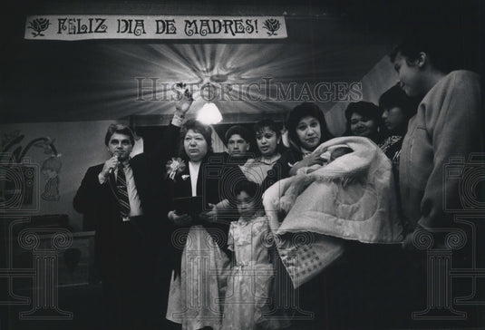 1989 Press Photo Mother's Day at Spanish-speaking church in Milwaukee - Historic Images