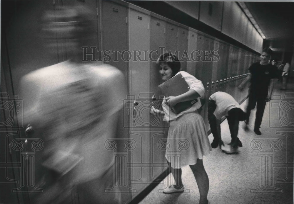 1989 Press Photo Mother Marivel stops at her locker between classes in Milwaukee - Historic Images