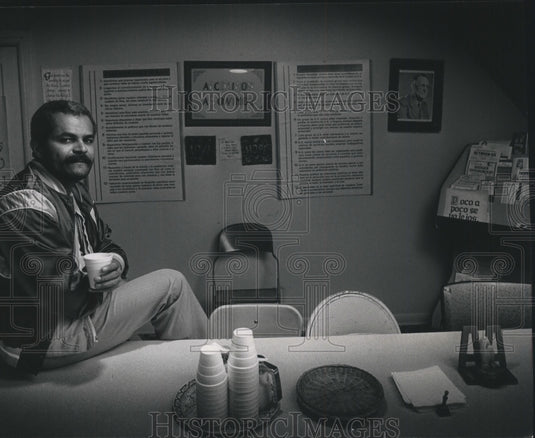 1989 Press Photo Jose Reyes sipped coffee at the Latino Club in Milwaukee - Historic Images