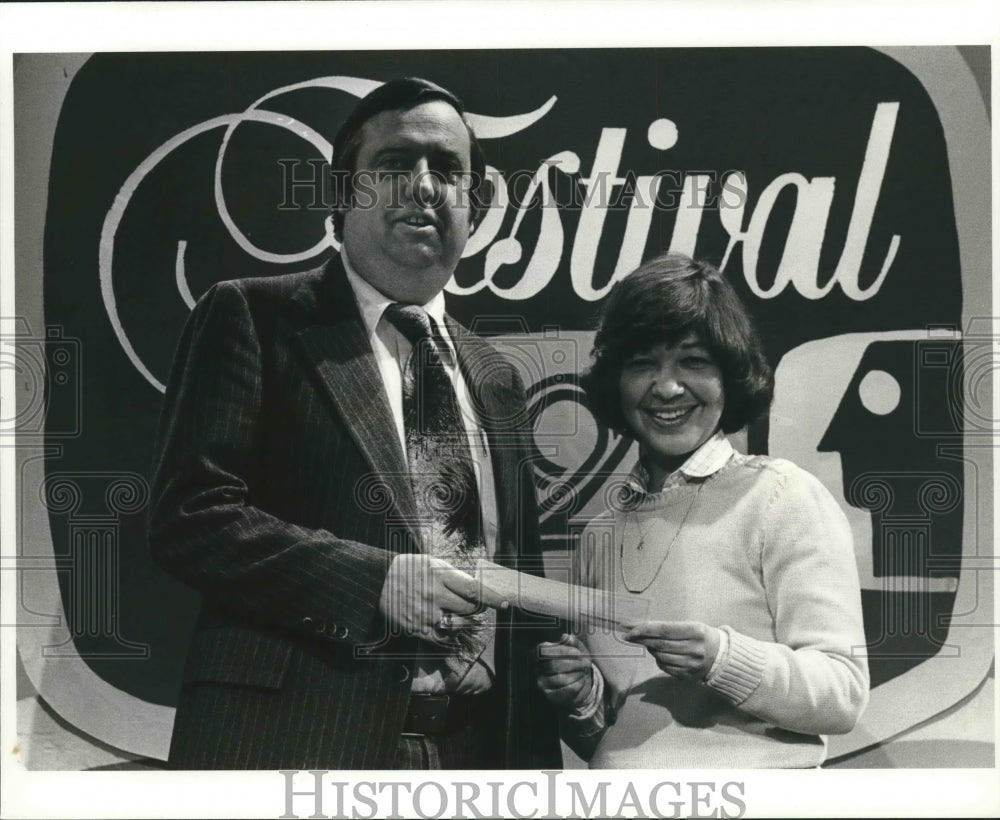 1981 Press Photo Mary LeMahieu gives a $65,000 check to Richard Hiner - Historic Images