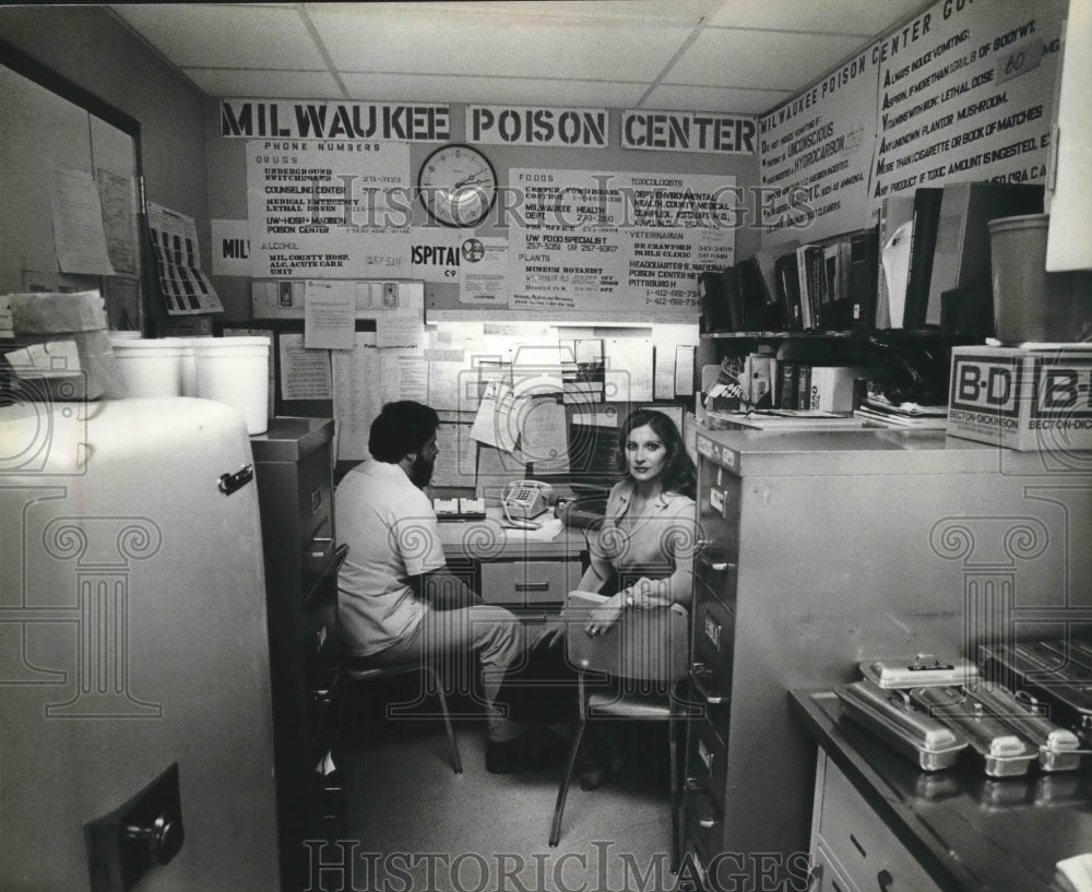 1980 Press Photo Robert Lukasiewicz and Nancy Campbell, Milwaukee Poison Center - Historic Images