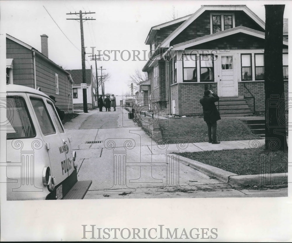 1966 Press Photo Police officers at scene of Kathleen Dreyer stabbing, Milwaukee - Historic Images