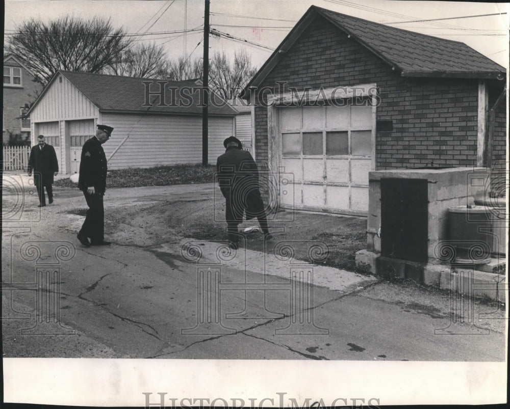 1966 Police officers at Kathleen Dreyer stabbing scene, Milwaukee-Historic Images
