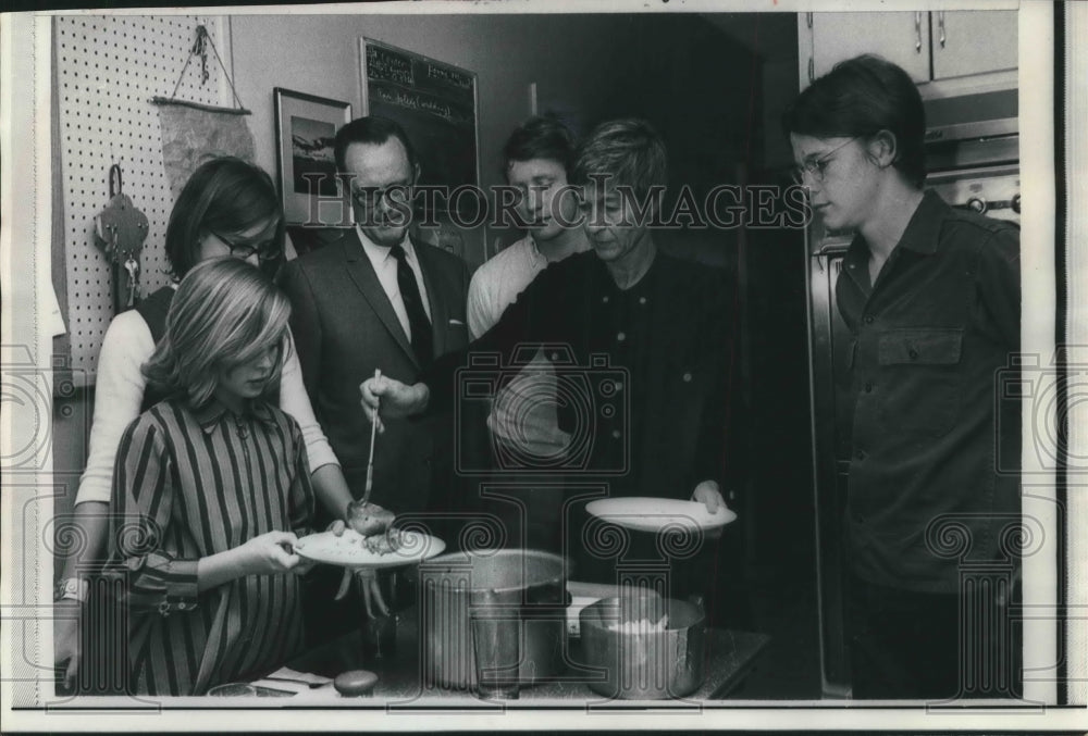 1969 Press Photo Senator Phil Hart and family are living on welfare food budget - Historic Images