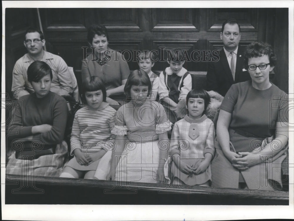 1968 Press Photo Children and Parents of Hawley School bussing dispute. - Historic Images