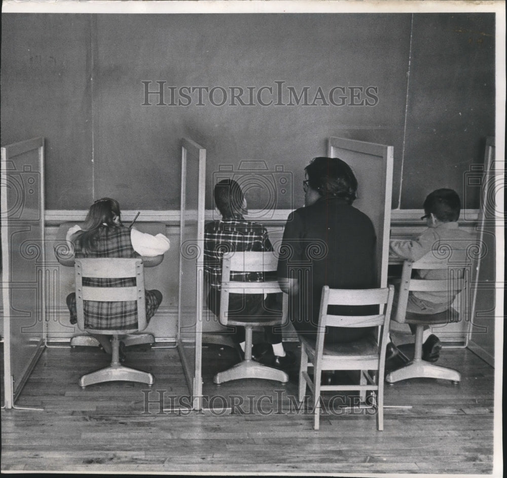 1966 Press Photo Special Needs Children learn at Hawley Road School - Milwaukee - Historic Images