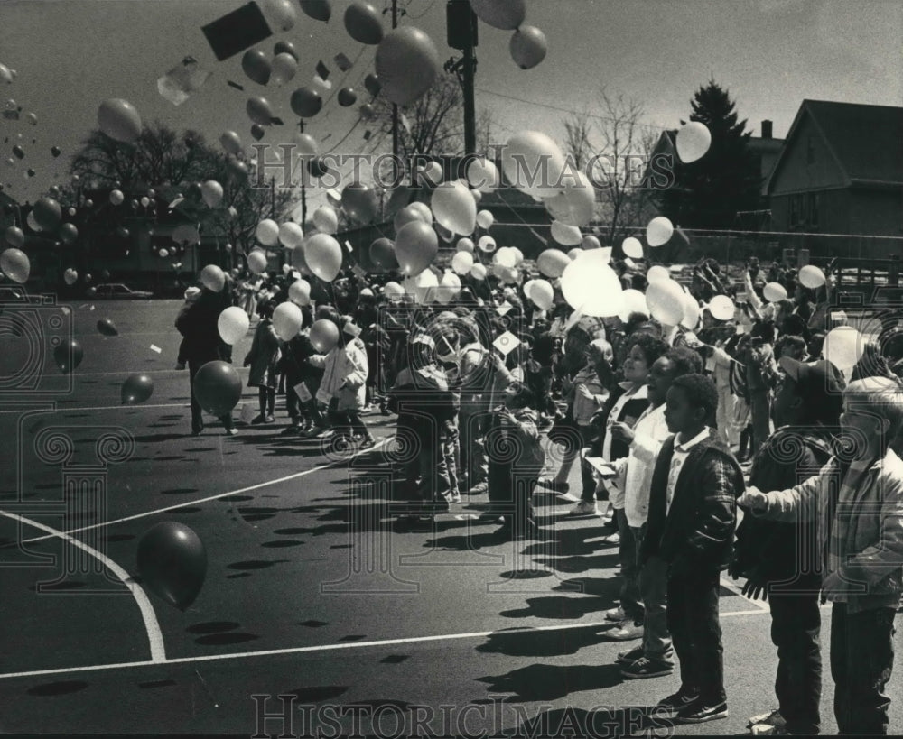 1988 Press Photo Pupils at Hawley School release balloons, Milwaukee - mjb58197 - Historic Images