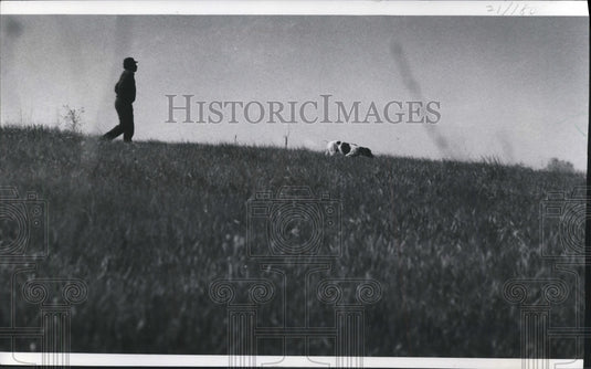1978 Press Photo Havenwood Preserve Milwaukee two visitors blazing a trail - Historic Images
