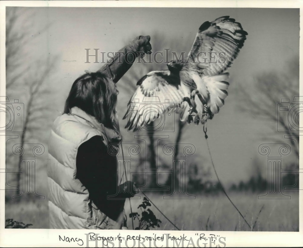 1986 Press Photo rehabilitator Nancy Boyes, Bayside, with R.T a red-tailed hawk - Historic Images